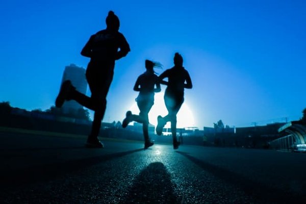 Comment intégrer des exercices de renforcement musculaire dans l'entraînement des athlètes de sports de combat?