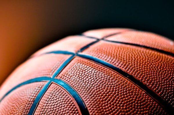 Quels sont les exercices recommandés pour améliorer la coordination inter-segmentaire chez les basketteurs ?