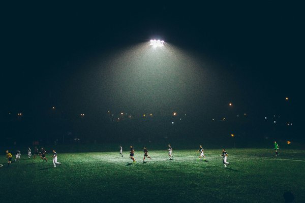Comment les clubs de football peuvent-ils utiliser les réseaux sociaux pour renforcer leur marque?