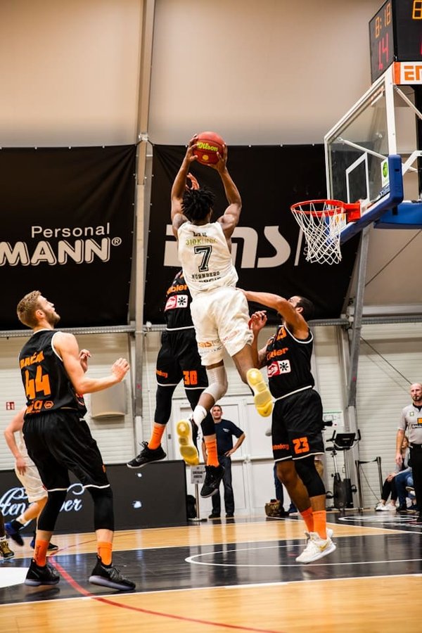 Quelle est la meilleure méthode pour suivre les progrès techniques d'un joueur de basket ?